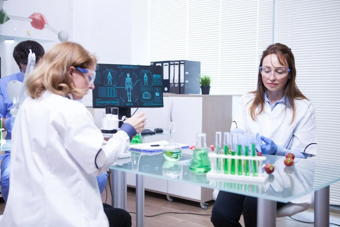Equipo de científicos de diferentes edades en un laboratorio de investigación. Inspección de calidad.