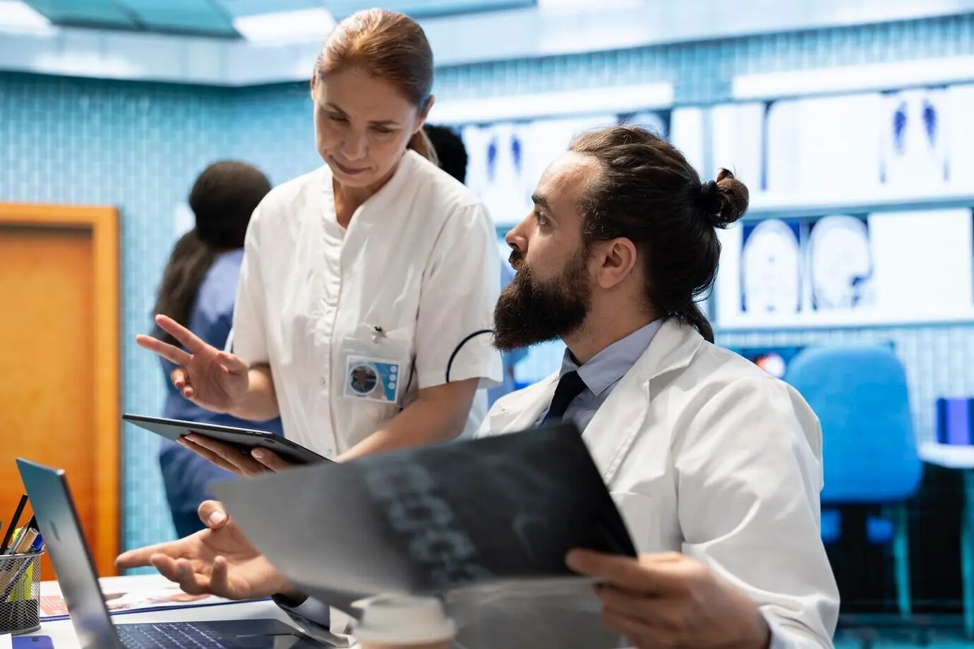El personal médico trabaja en conjunto en los procedimientos diagnósticos y en los planes de tratamiento.