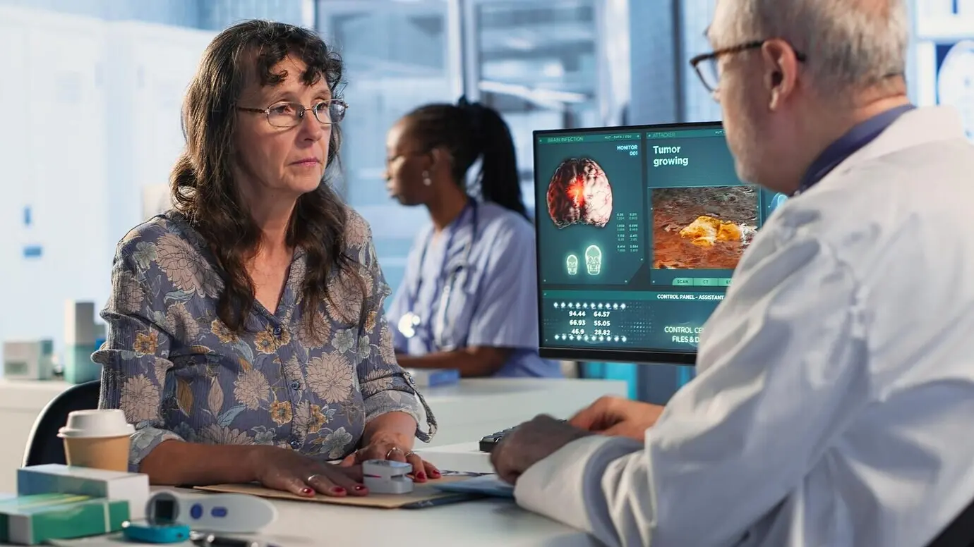 Un médico profesional utiliza un oxímetro para medir los niveles de oxígeno.